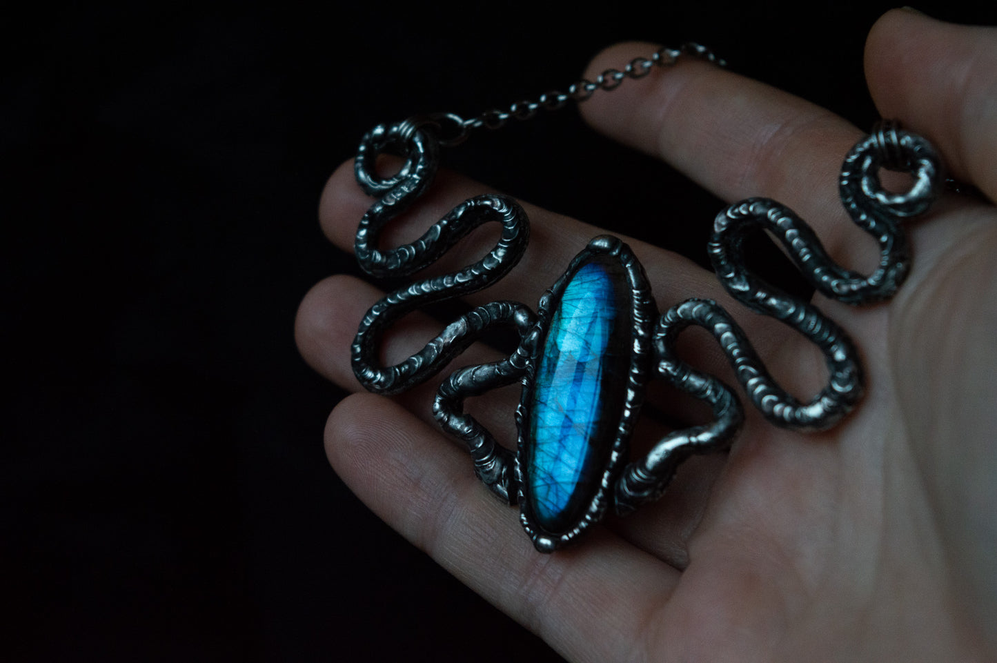 SNAKES & LABRADORITE NECKLACE - Myrkra Staðr