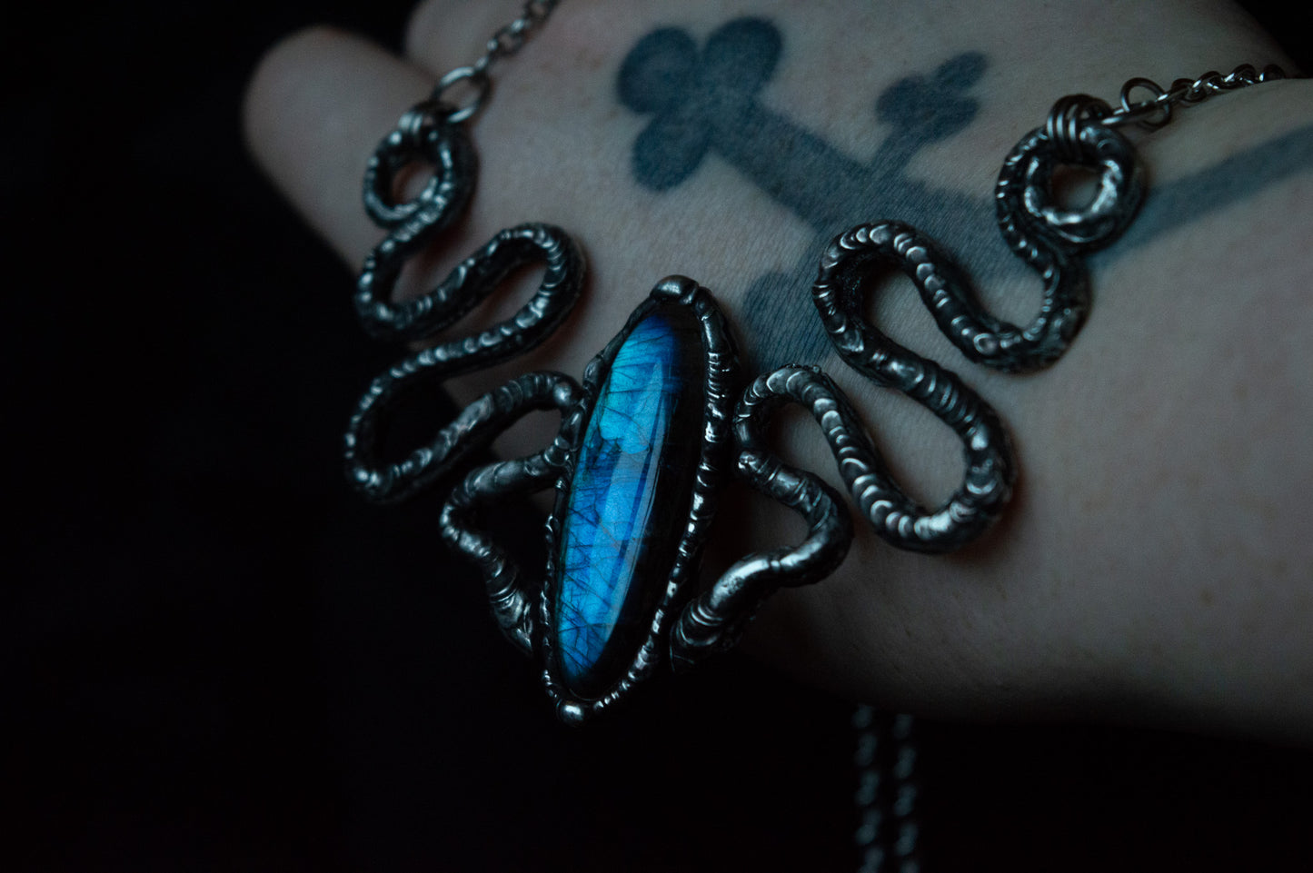 SNAKES & LABRADORITE NECKLACE - Myrkra Staðr