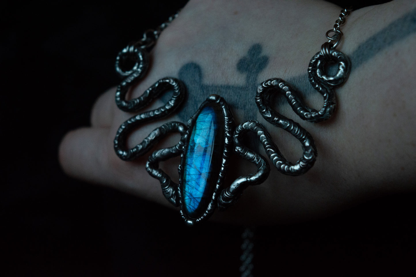 SNAKES & LABRADORITE NECKLACE - Myrkra Staðr