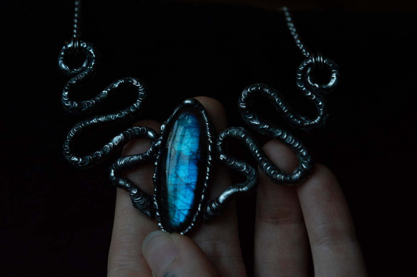 SNAKES & LABRADORITE NECKLACE - Myrkra Staðr