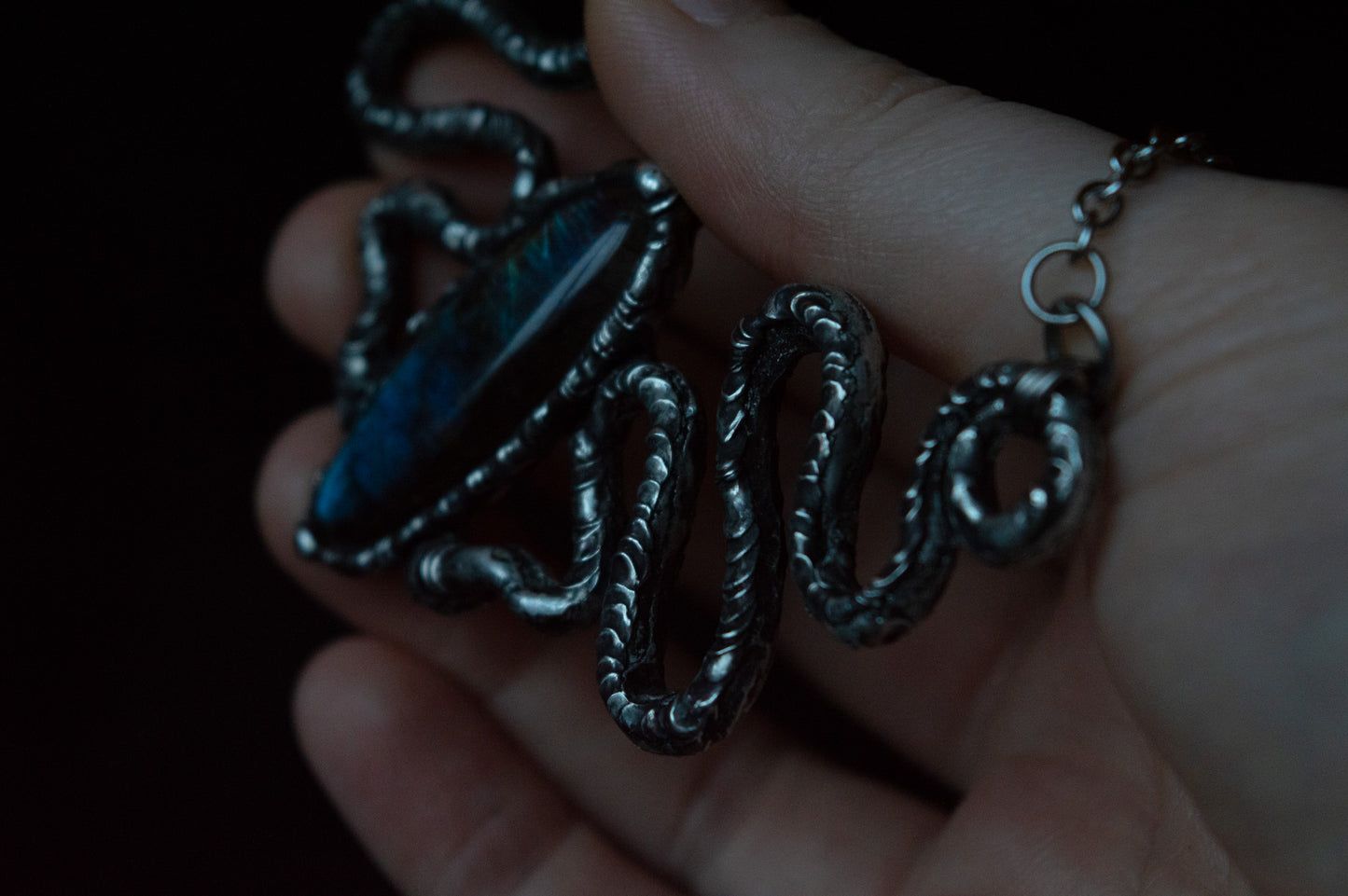 SNAKES & LABRADORITE NECKLACE - Myrkra Staðr