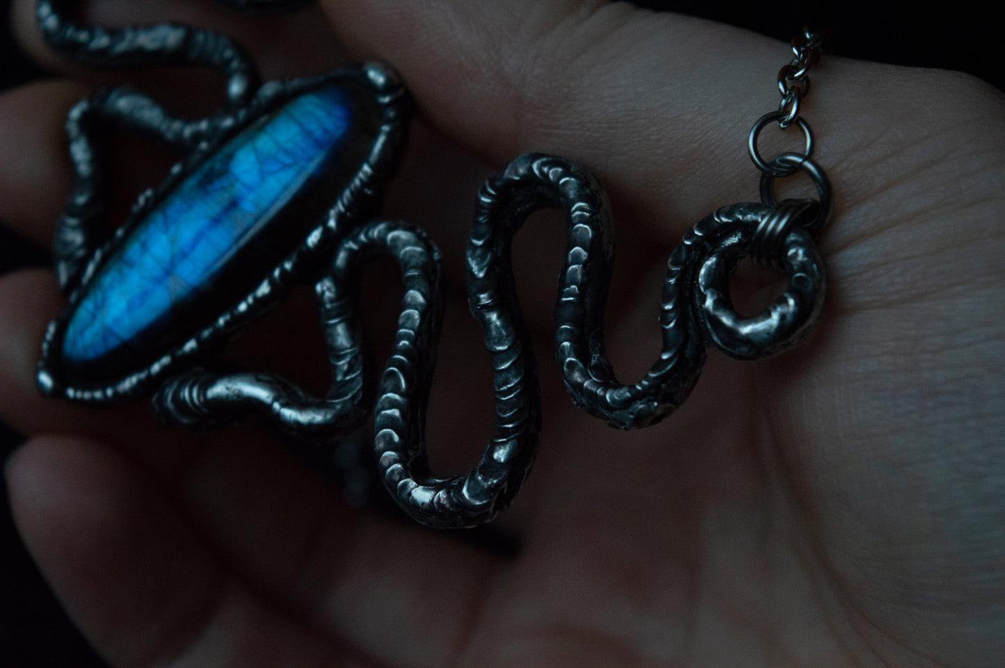 SNAKES & LABRADORITE NECKLACE - Myrkra Staðr