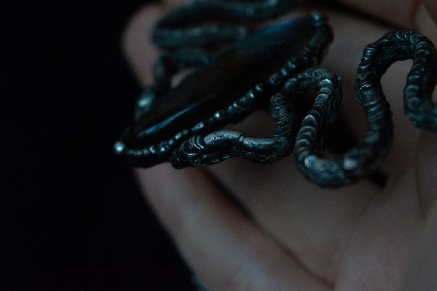 SNAKES & LABRADORITE NECKLACE - Myrkra Staðr
