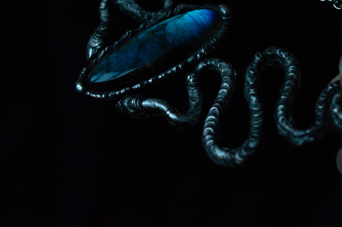 SNAKES & LABRADORITE NECKLACE - Myrkra Staðr