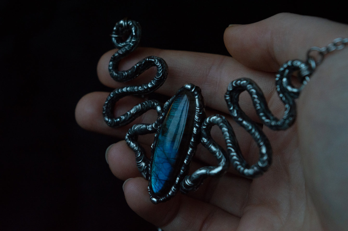 SNAKES & LABRADORITE NECKLACE - Myrkra Staðr