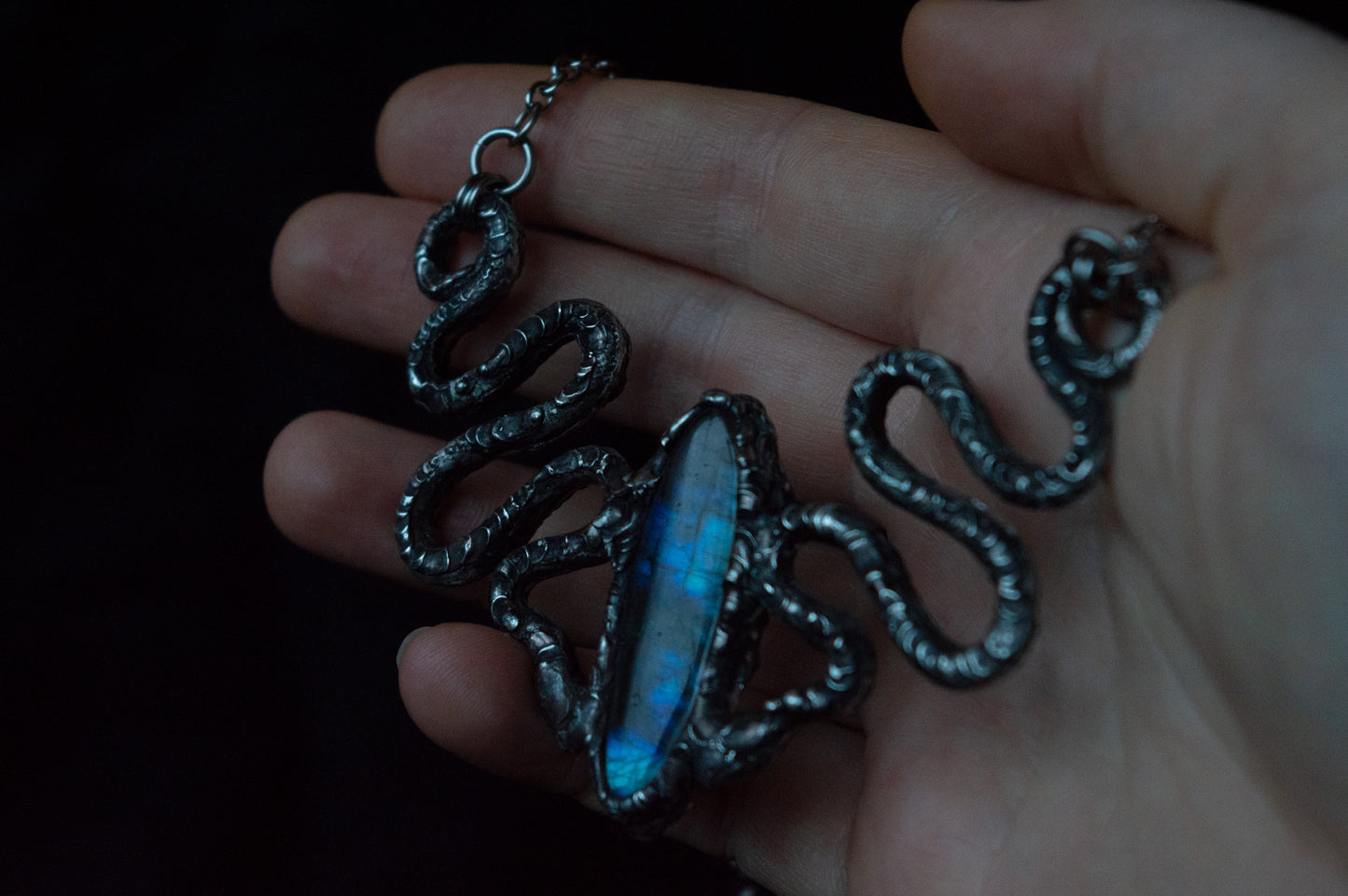 SNAKES & LABRADORITE NECKLACE - Myrkra Staðr