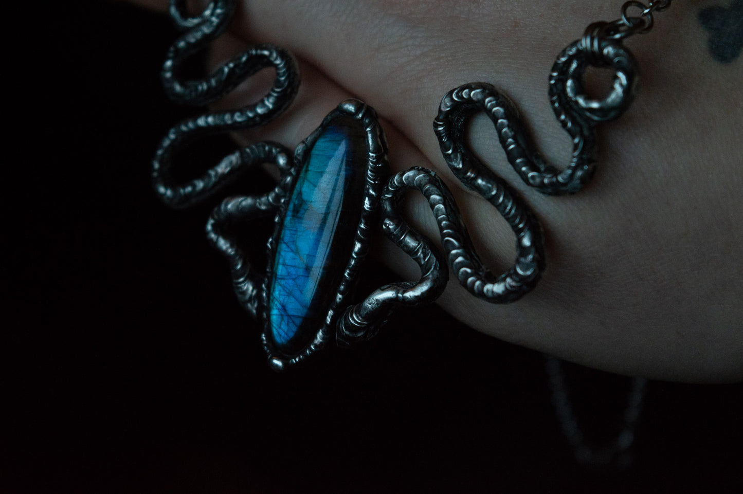 SNAKES & LABRADORITE NECKLACE - Myrkra Staðr