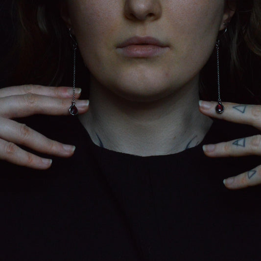 GARNET DROP EARRINGS - Myrkra Staðr