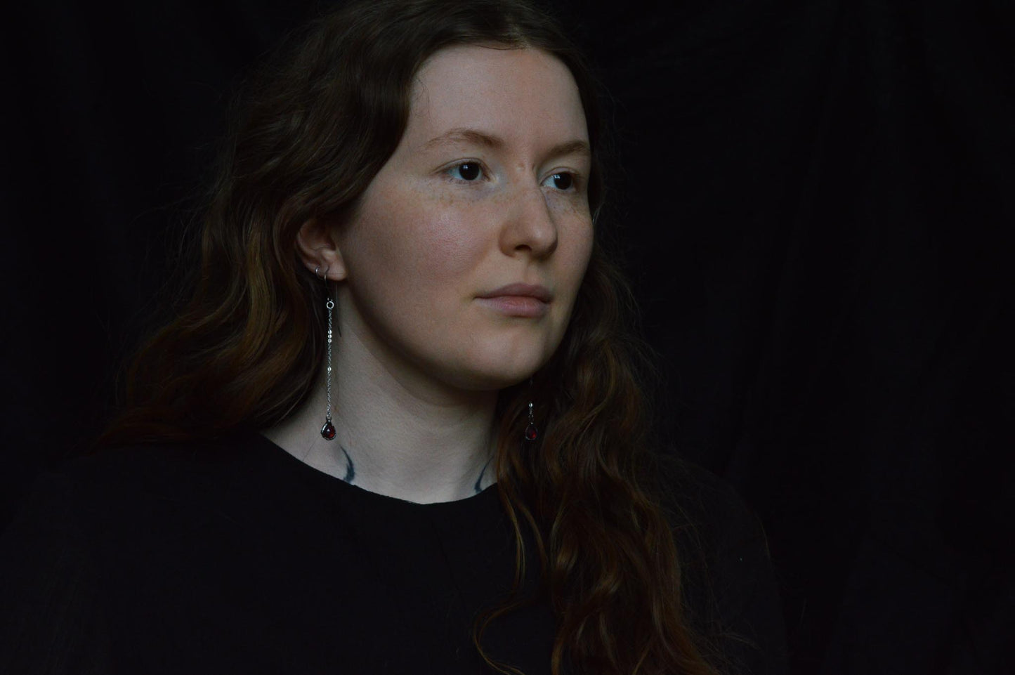 GARNET DROP EARRINGS - Myrkra Staðr