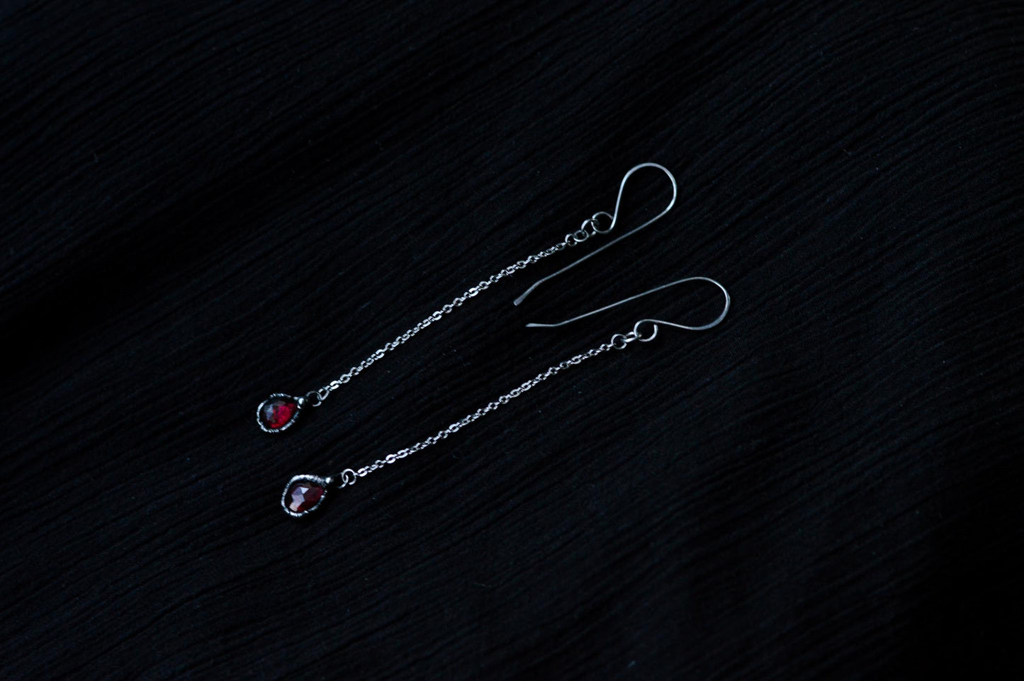 GARNET DROP EARRINGS - Myrkra Staðr