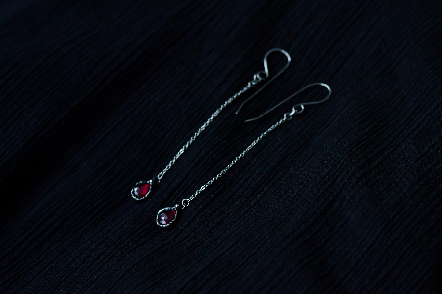 GARNET DROP EARRINGS - Myrkra Staðr