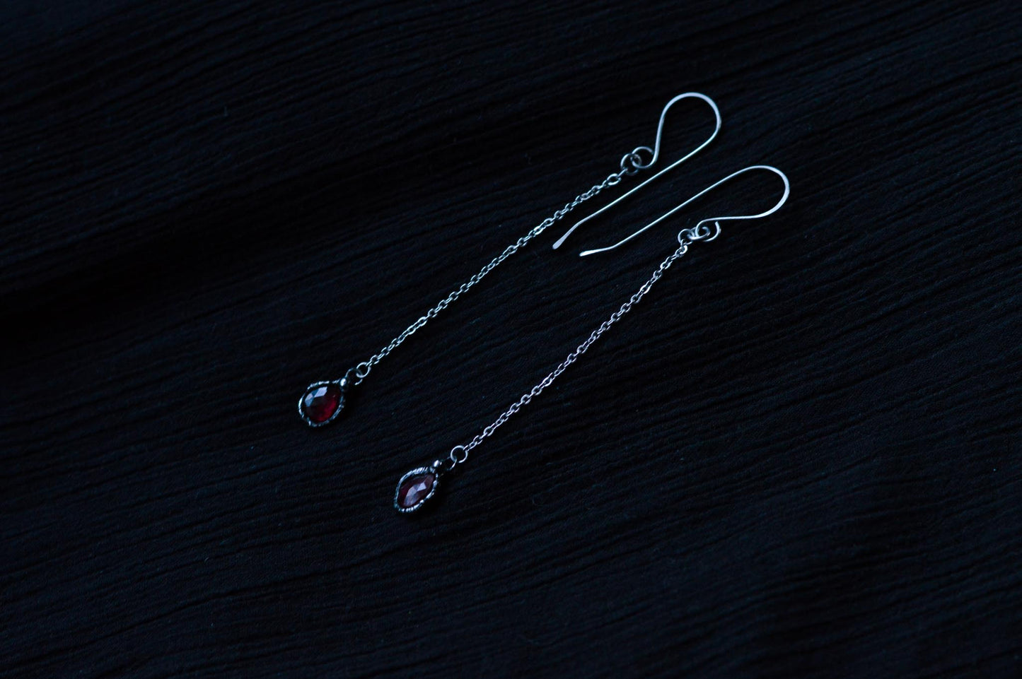 GARNET DROP EARRINGS - Myrkra Staðr