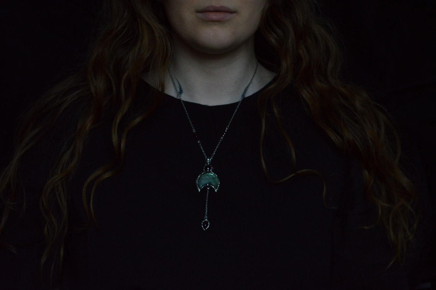LABRADORITE MOON & GARNETS NECKLACE - Myrkra Staðr