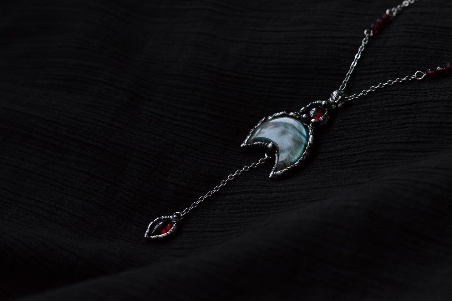 LABRADORITE MOON & GARNETS NECKLACE - Myrkra Staðr