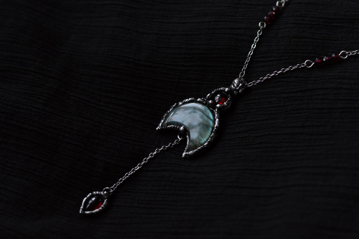 LABRADORITE MOON & GARNETS NECKLACE - Myrkra Staðr