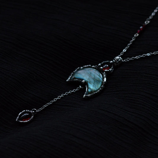 LABRADORITE MOON & GARNETS NECKLACE - Myrkra Staðr