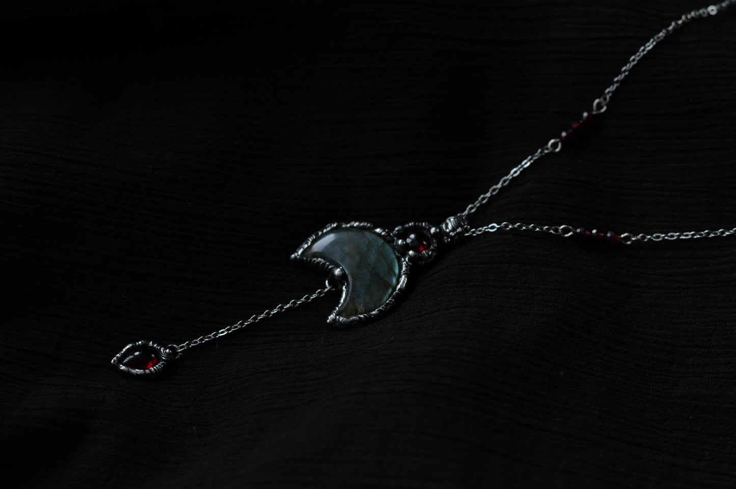 LABRADORITE MOON & GARNETS NECKLACE - Myrkra Staðr