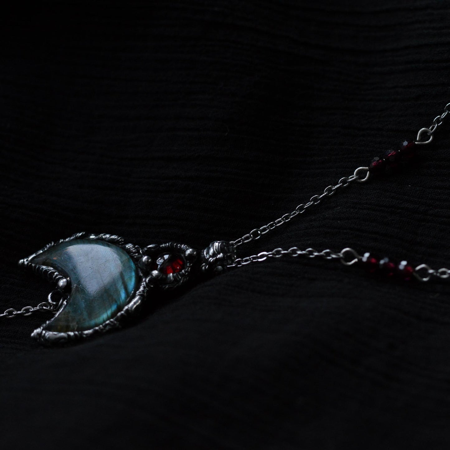 LABRADORITE MOON & GARNETS NECKLACE - Myrkra Staðr