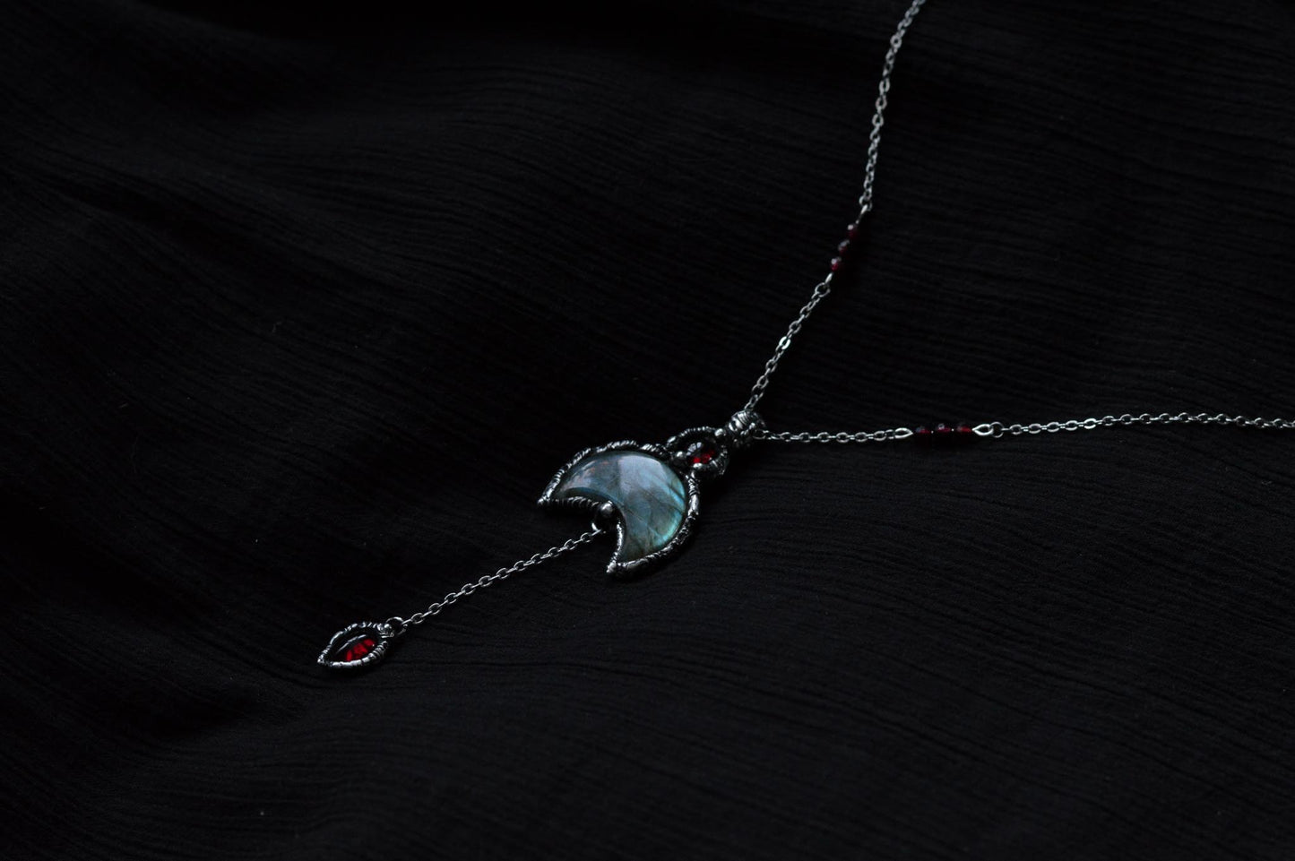 LABRADORITE MOON & GARNETS NECKLACE - Myrkra Staðr