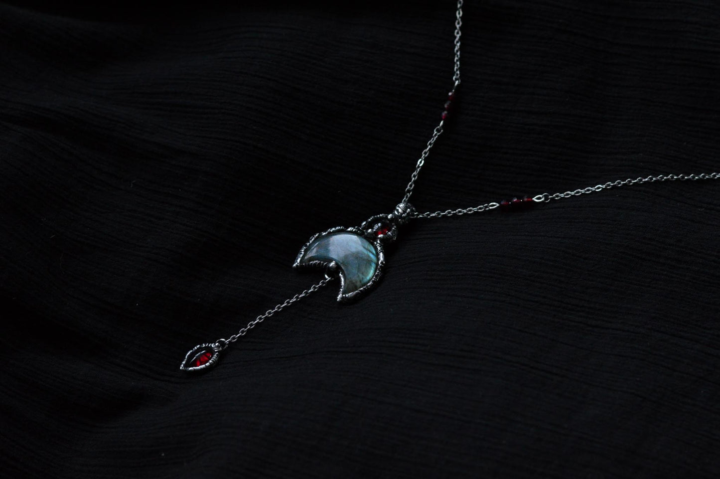 LABRADORITE MOON & GARNETS NECKLACE - Myrkra Staðr