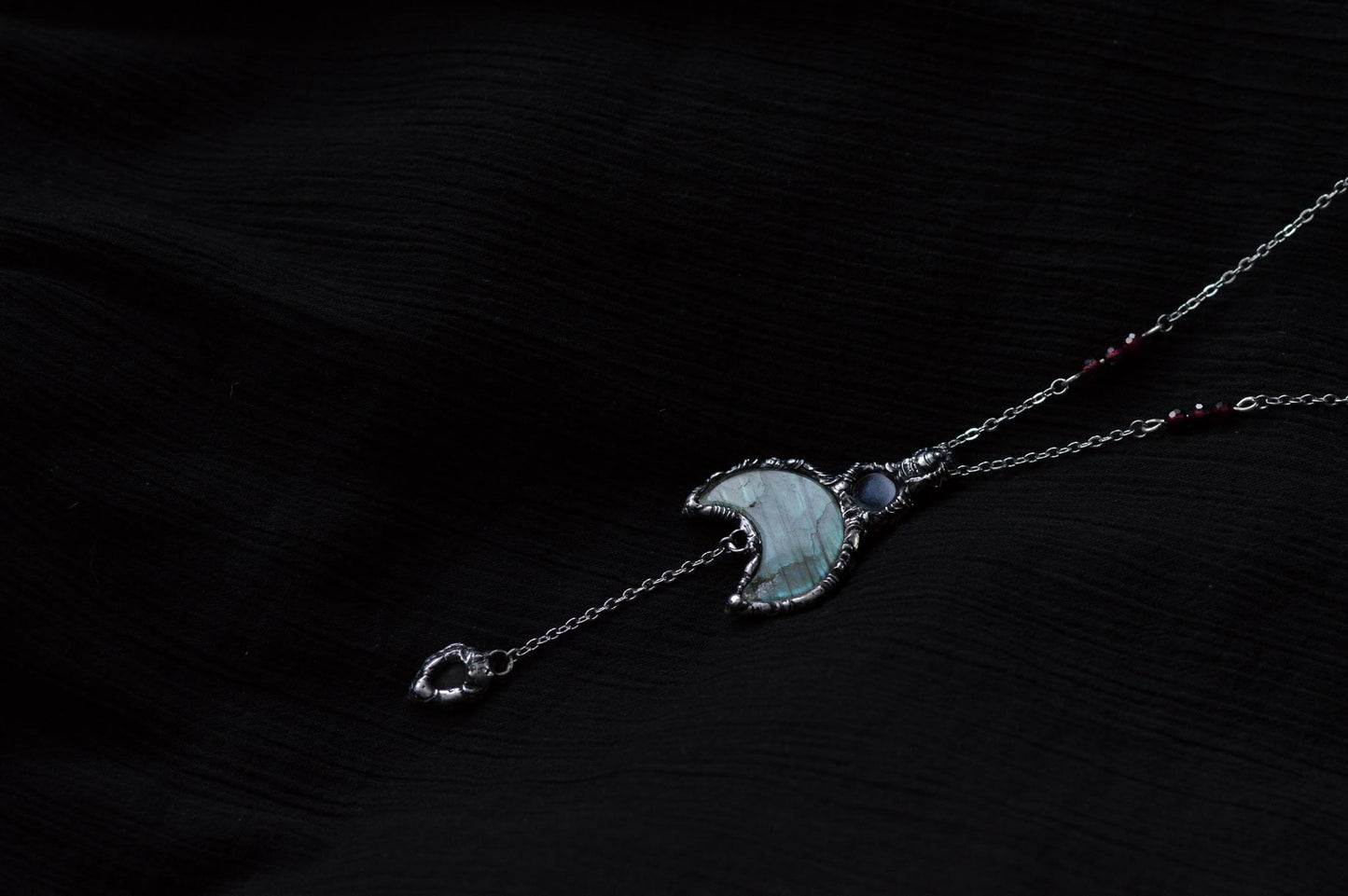 LABRADORITE MOON & GARNETS NECKLACE - Myrkra Staðr