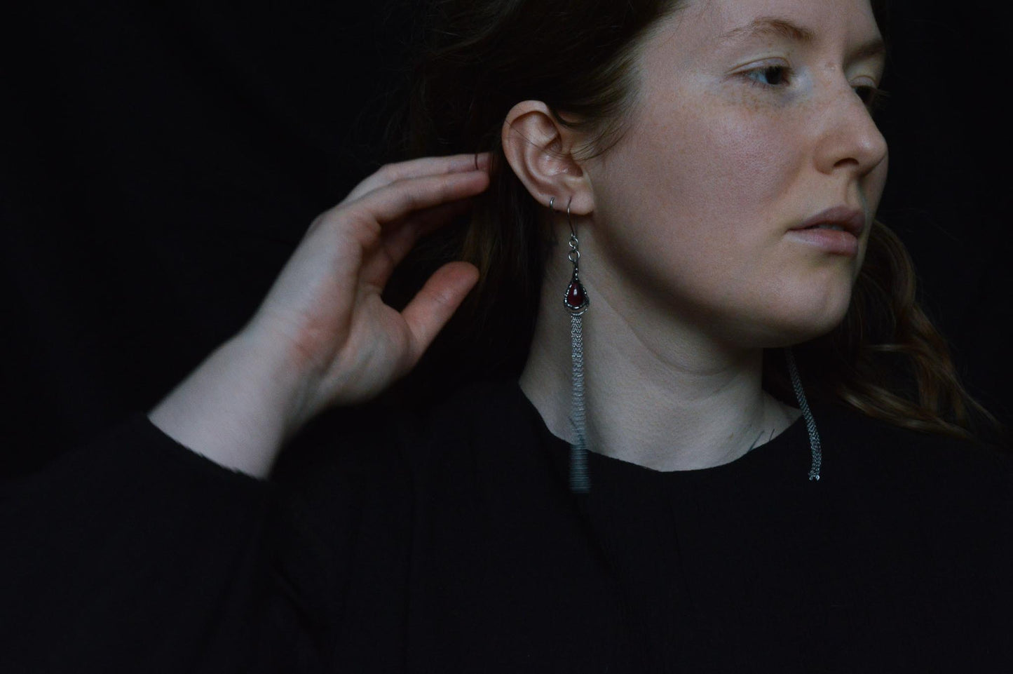 LONG GARNET EARRINGS WITH CHAINS - Myrkra Staðr