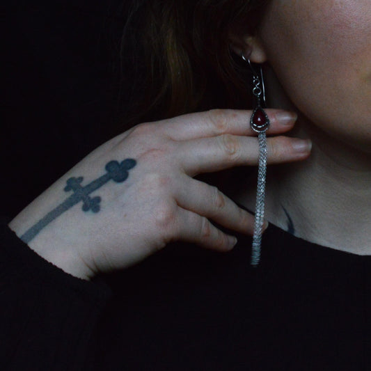 LONG GARNET EARRINGS WITH CHAINS - Myrkra Staðr