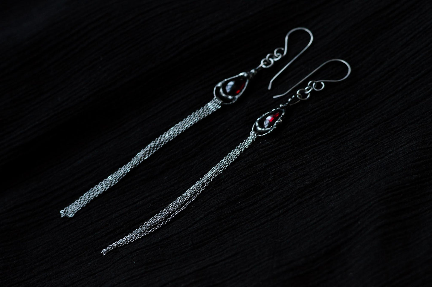 LONG GARNET EARRINGS WITH CHAINS - Myrkra Staðr