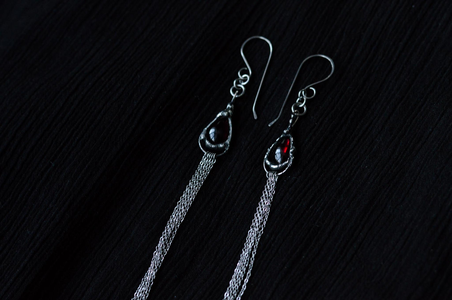LONG GARNET EARRINGS WITH CHAINS - Myrkra Staðr