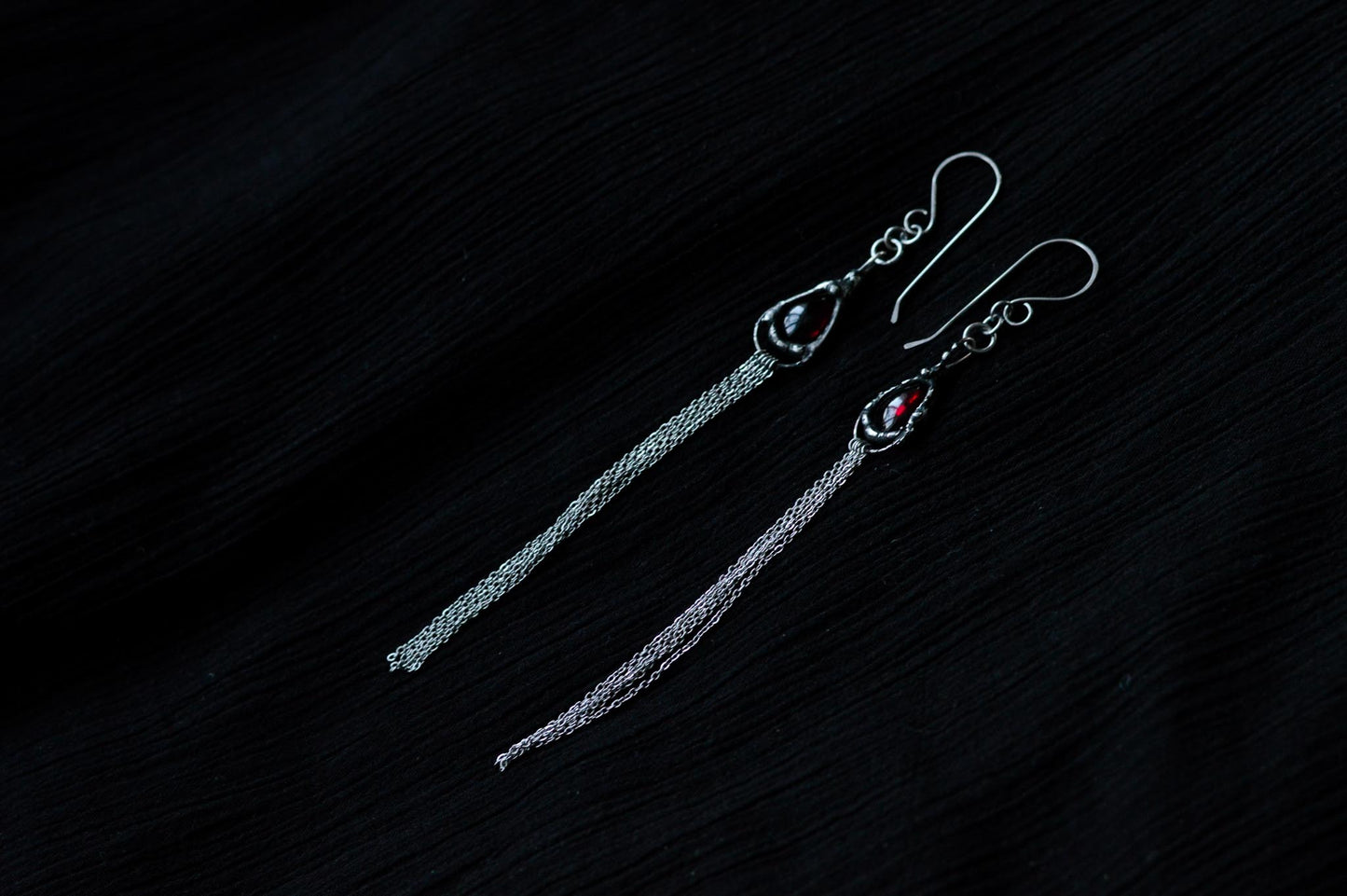 LONG GARNET EARRINGS WITH CHAINS - Myrkra Staðr