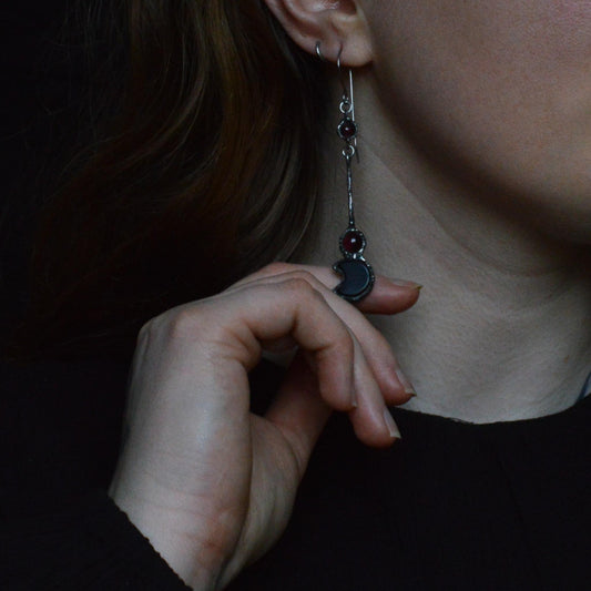 OBSIDIAN MOON EARRINGS - Myrkra Staðr