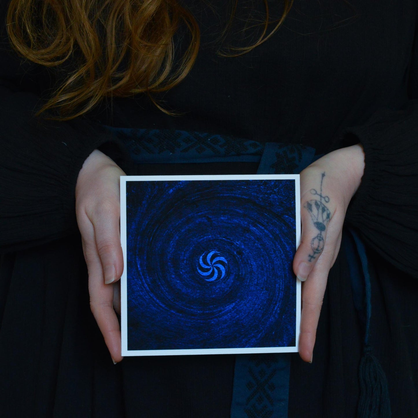 SOVANDE ART PRINT 15x15cm - Myrkra Staðr