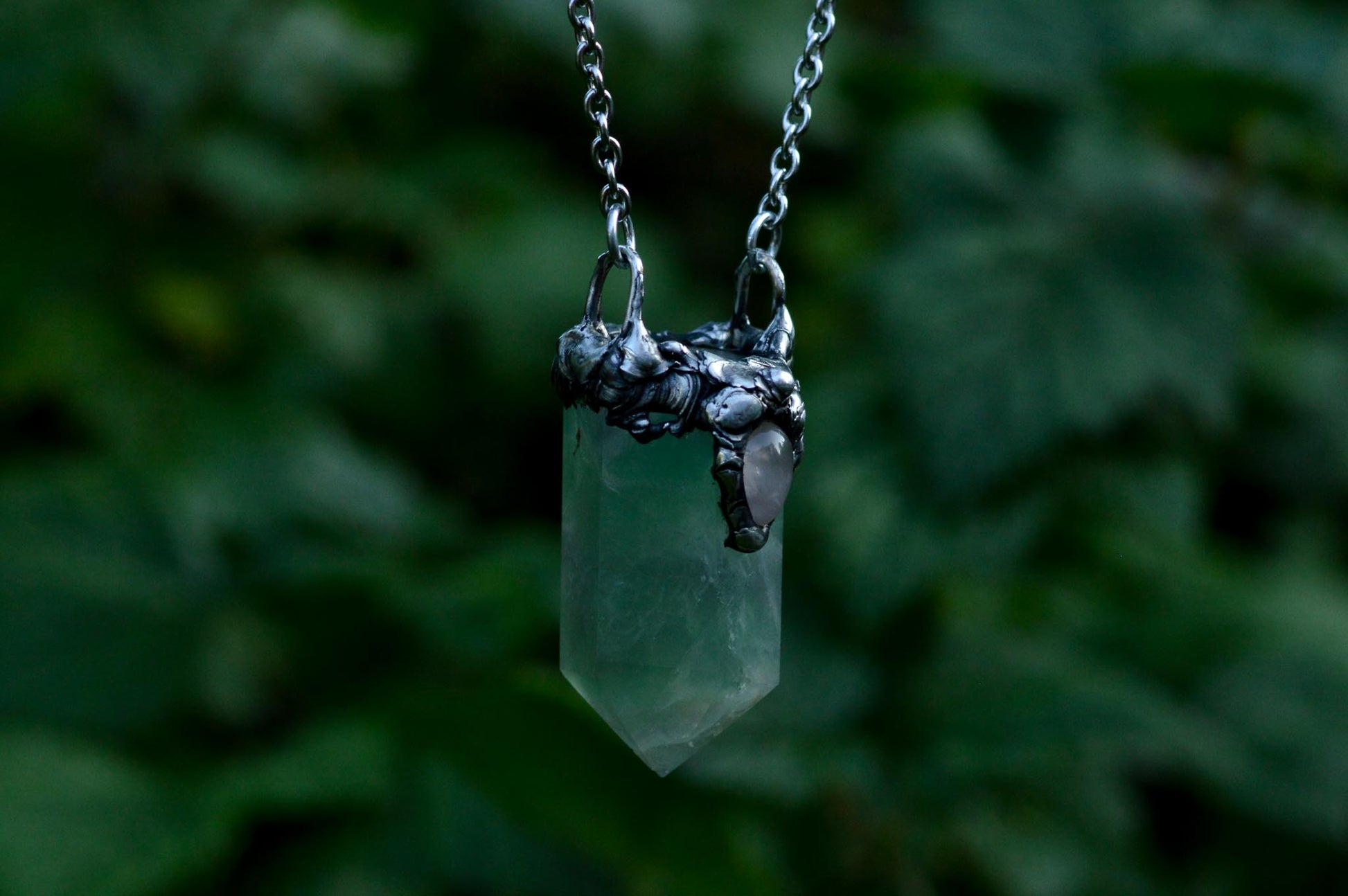 FLUORITE POINT NECKLACE - Myrkra Staðr