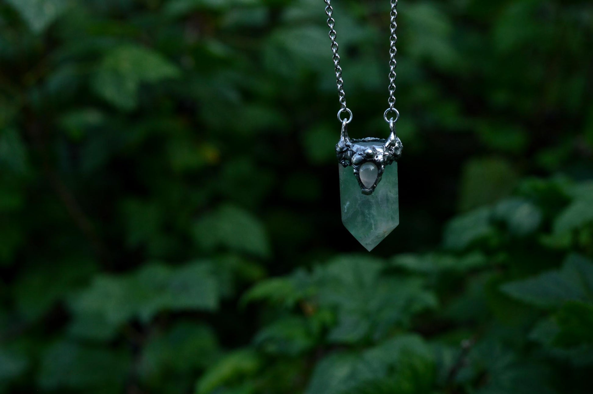 FLUORITE POINT NECKLACE - Myrkra Staðr