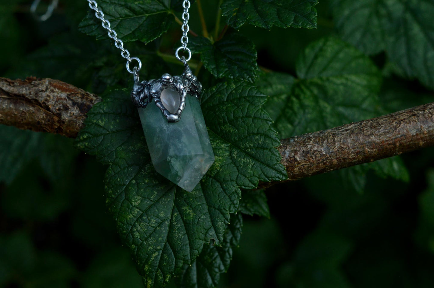 FLUORITE POINT NECKLACE - Myrkra Staðr