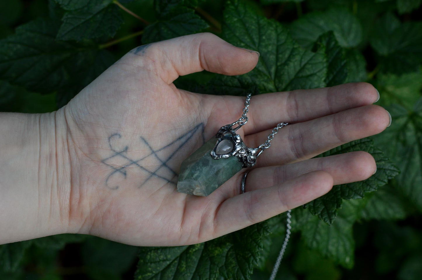 FLUORITE POINT NECKLACE - Myrkra Staðr