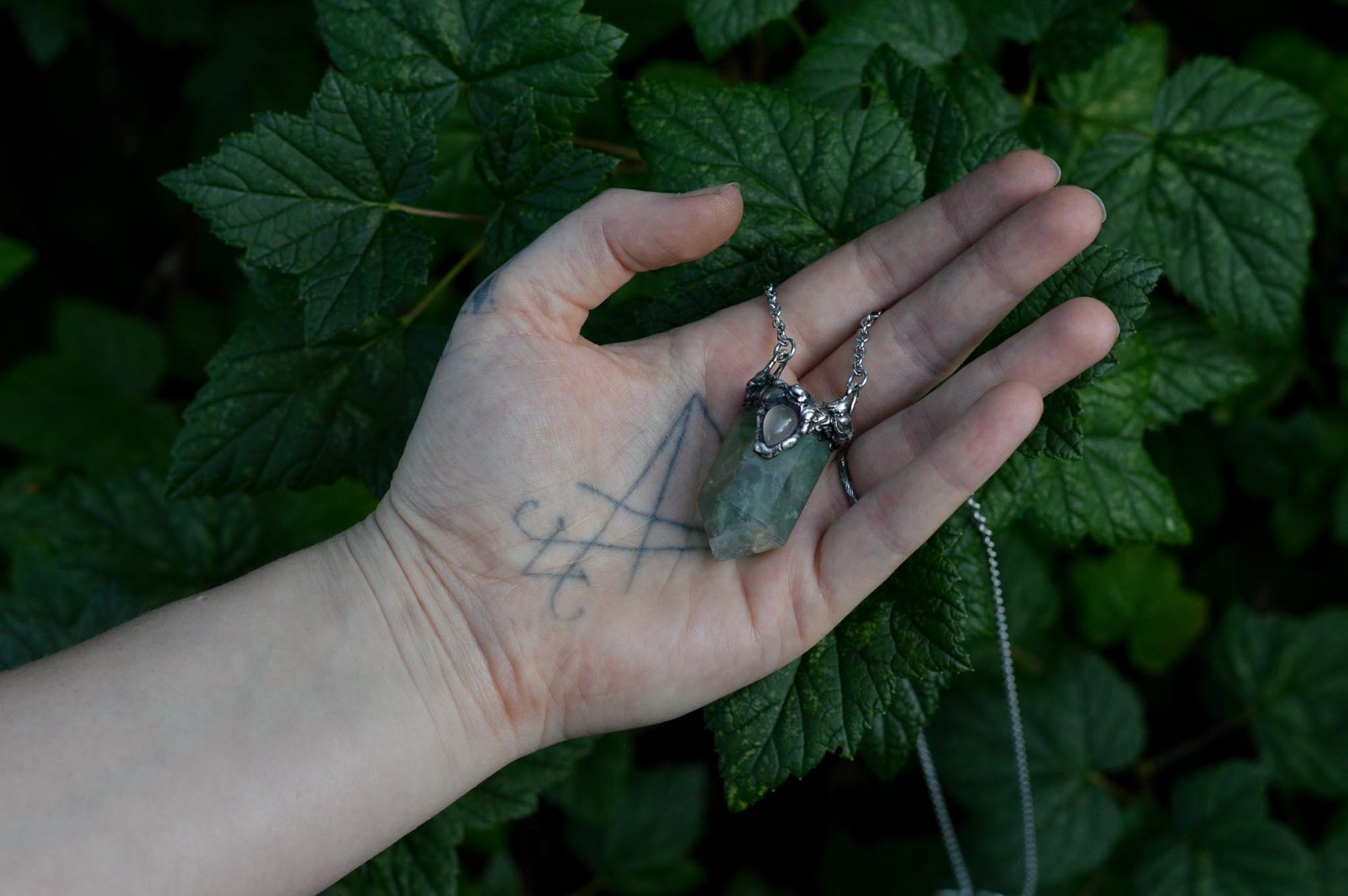 FLUORITE POINT NECKLACE - Myrkra Staðr