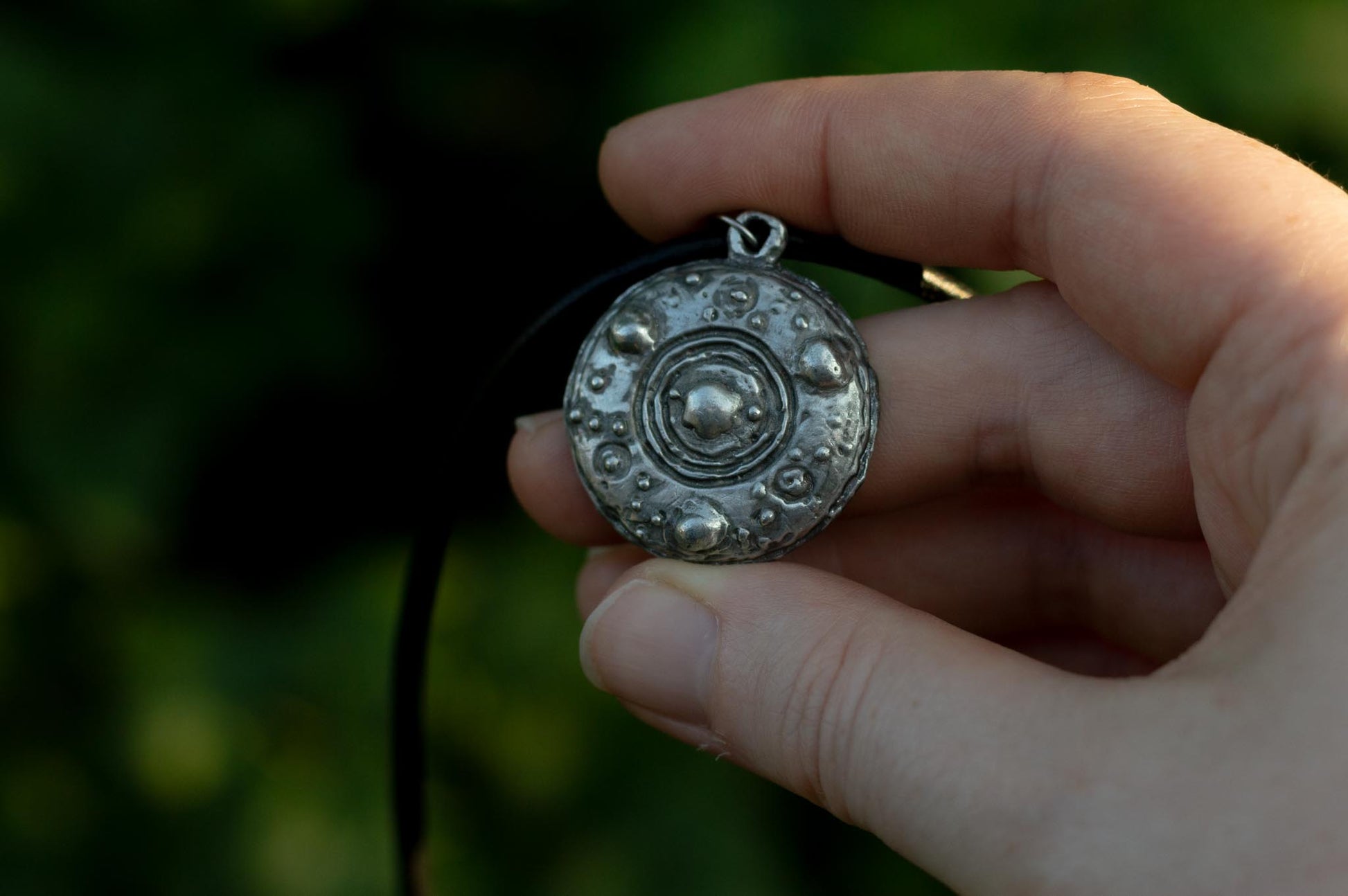 SØRUP SHIELD NECKLACE - Myrkra Staðr