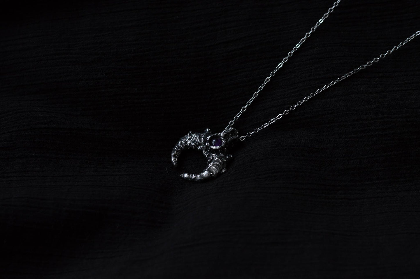 SCULPTED MOON WITH AMETHYST - Myrkra Staðr