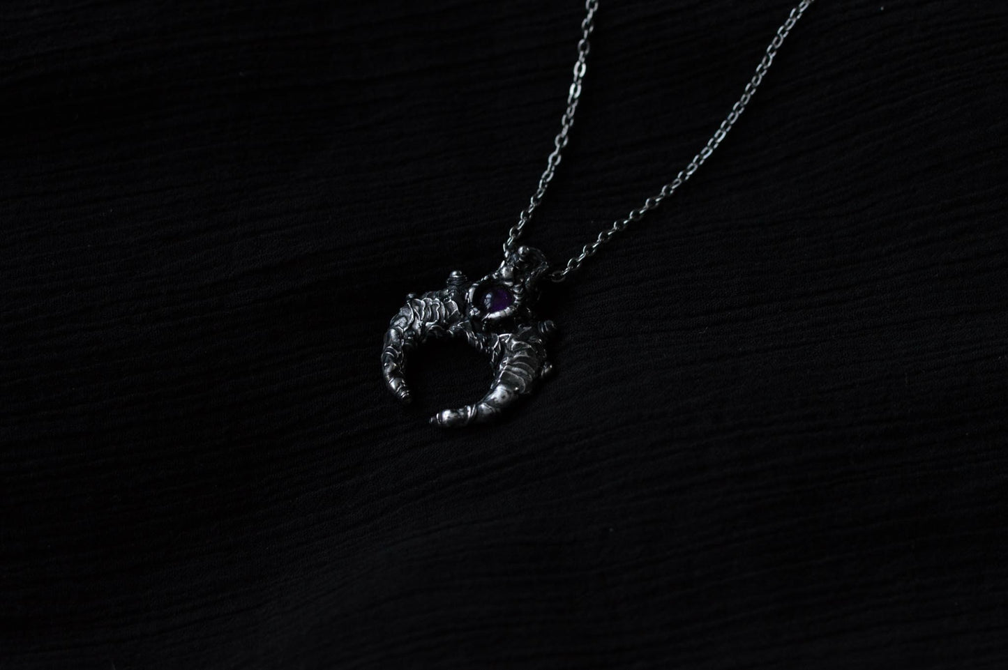 SCULPTED MOON WITH AMETHYST - Myrkra Staðr