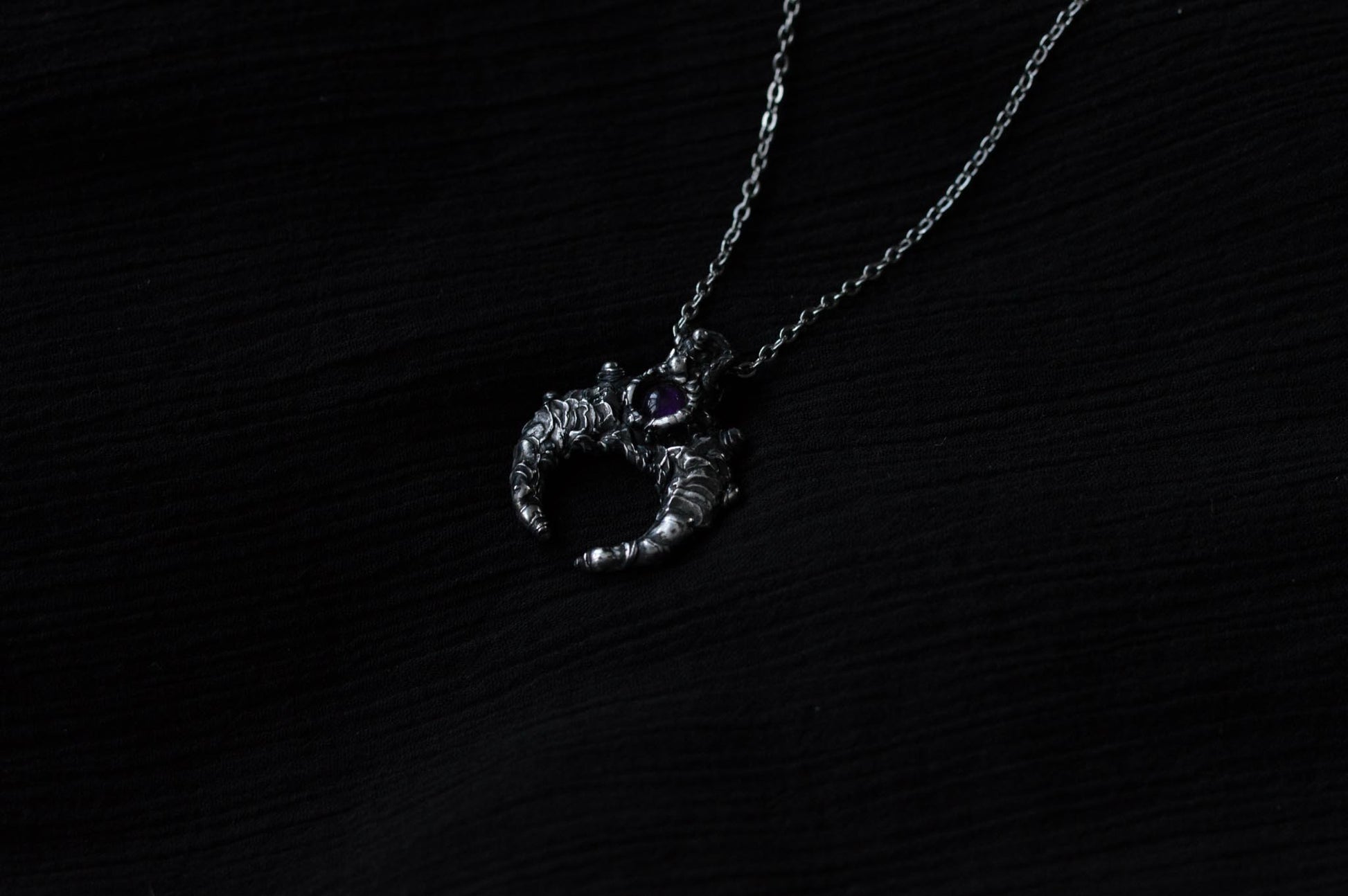 SCULPTED MOON WITH AMETHYST - Myrkra Staðr