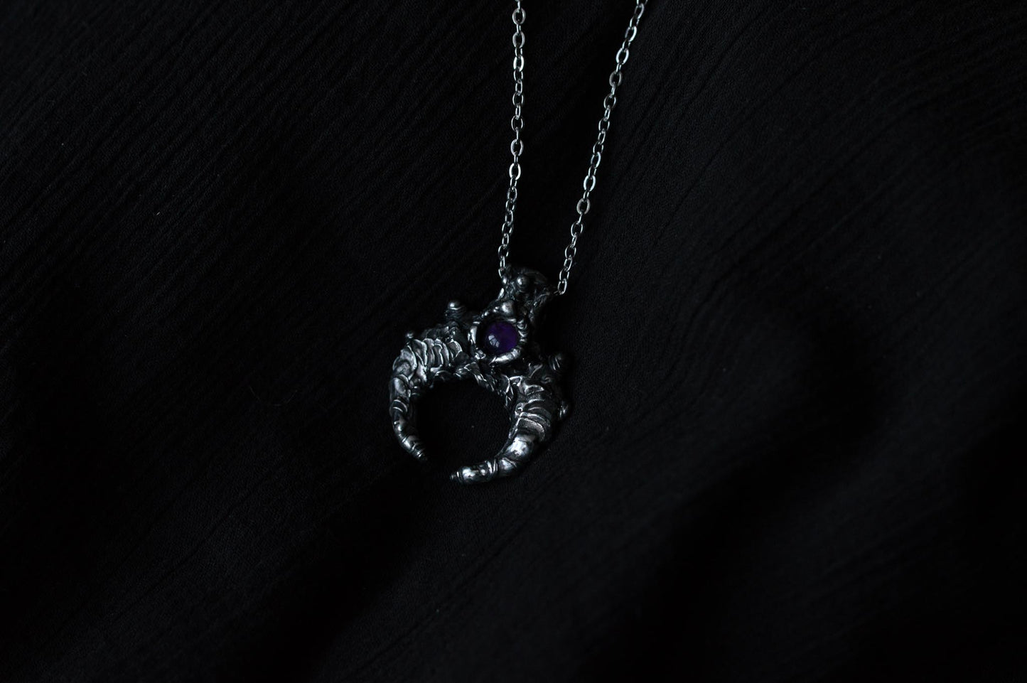 SCULPTED MOON WITH AMETHYST - Myrkra Staðr