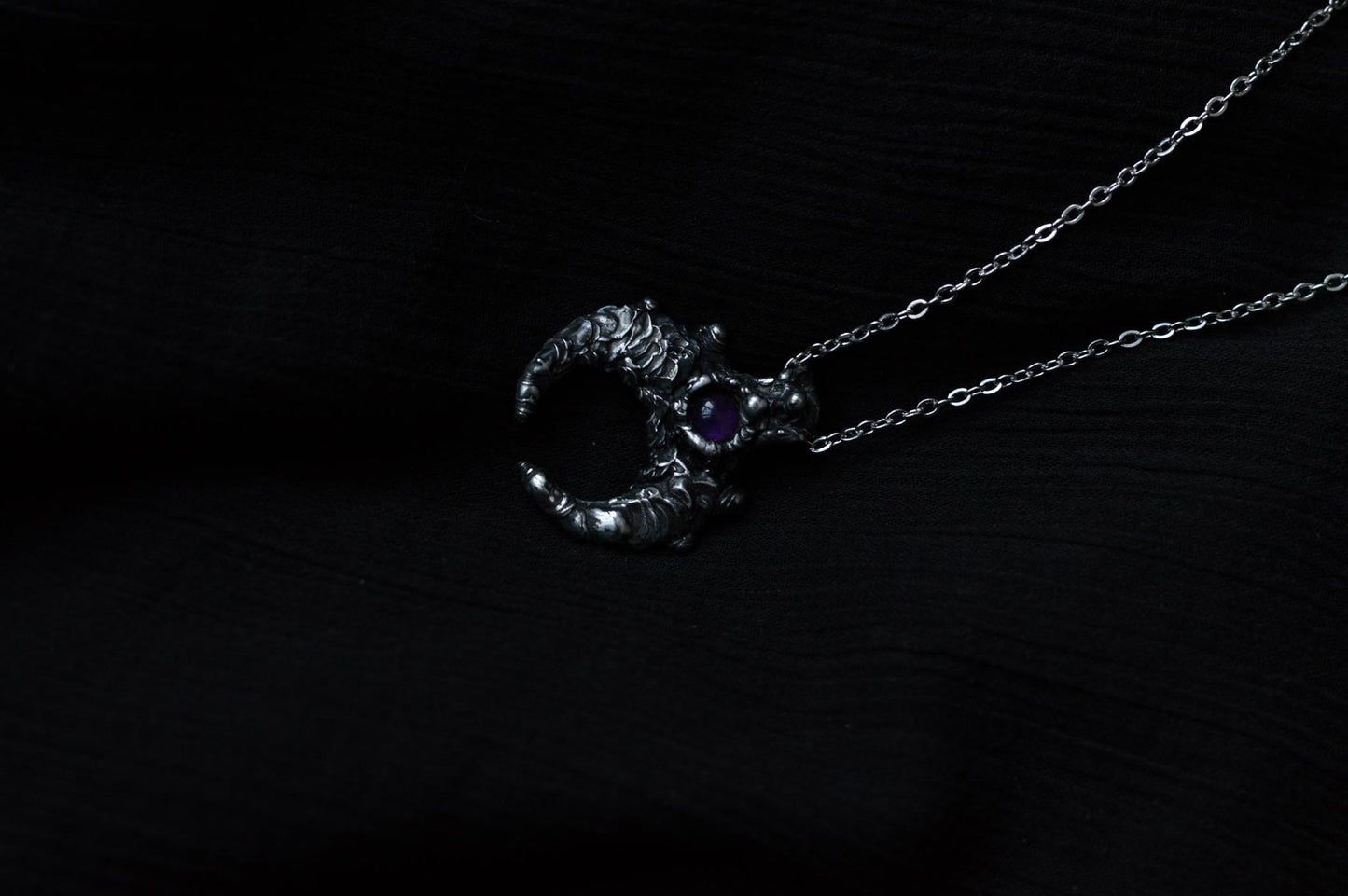 SCULPTED MOON WITH AMETHYST - Myrkra Staðr